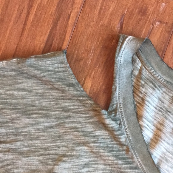 EVEREVE SANCTUARY Green cold shoulder cutout t shirt size small - Picture 3 of 5